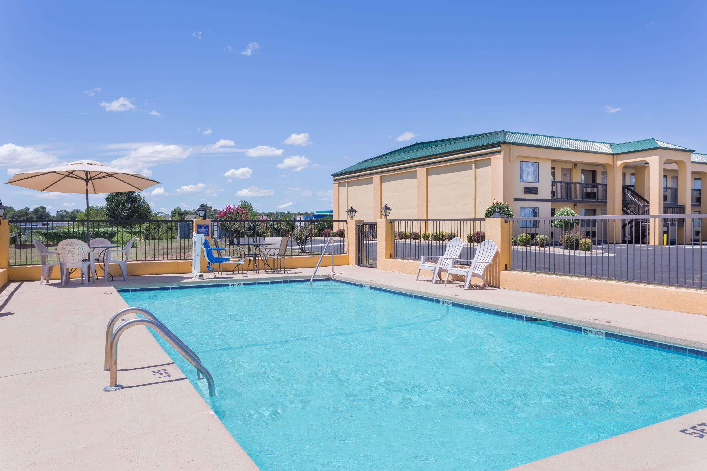 Days Inn By Wyndham Byron Dış mekan fotoğraf
